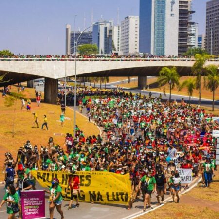 A mãe do Brasil é indígena: 5 mil guerreiras da ancestralidade ocupam Brasília em marcha histórica